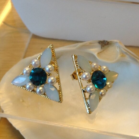 Beautiful Earrings - Picture 1 of 2